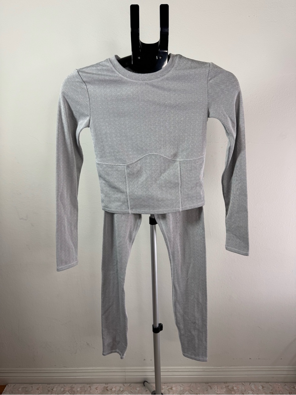 Vuori Light Gray High-Rise Leggings and Top set